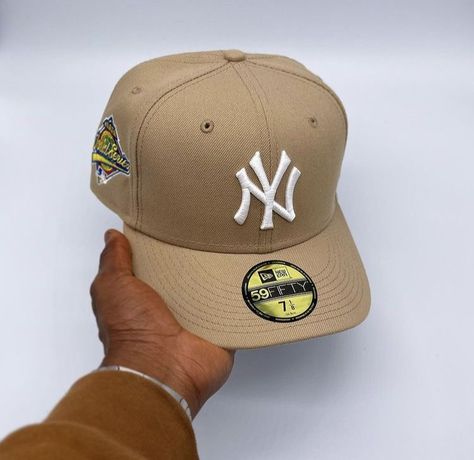 Fitted Hats Women, Custom Fitted Hats, Ny Hat, Swag Hats, Hat Aesthetic, Beige Hat, Teen Swag Outfits, Cute Caps, Hat Ideas