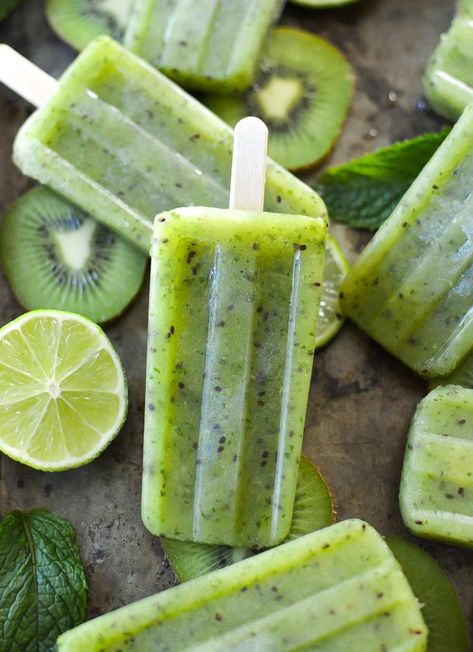 Kiwi Popsicles Recipe, Kiwi Aesthetic, Kiwi Mojito, Kiwi Popsicles, Homemade Fruit Popsicles, Lime Popsicles, Food Wallpapers, Popsicles Recipe, Fruit Popsicles