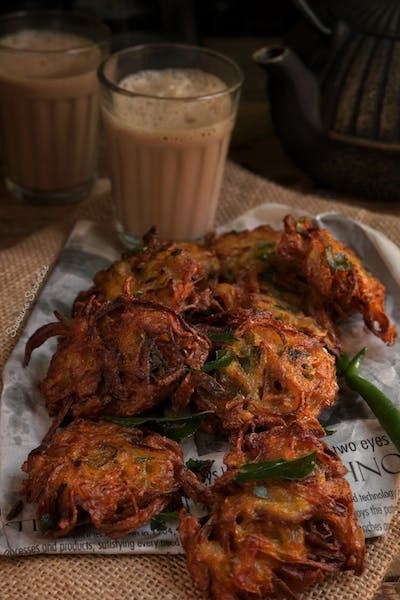 Chai Pakoda, Monsoon Food, Indian Food Photography, Monsoon Season, Breakfast Recipes Indian, Indian Cooking Recipes, Food Carving, Pakistani Food, Healthy Homemade Recipes