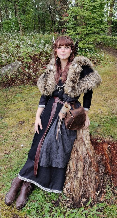 Ren Fest Viking Women, Ren Faire Viking Woman, Viking Dress Woman, Viking Calendar, Viking Ren Faire, Plus Size Ren Faire Costume, Viking Costume Female Diy, Midevil Outfits, Viking Outfit Woman