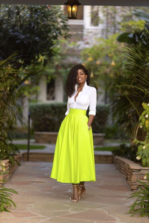 Goa Outfits, White Lace Dress Short, Neon Skirt, Midi Outfits, Neon Shirts, Style Pantry, Midi Skirt Outfit, Verde Neon, Chic Skirts