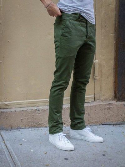 Olive green is a staple color for the fall season. Pair earth tones with a pair of olive chinos for a great look. Get some inspiration for this collection. Pants Hacks, Pantalon Vert Olive, Pantsir S1, Dragon Pants, Fire Pants, Green Pants Men, Olive Chinos, Green Pants Outfit, Design Pants