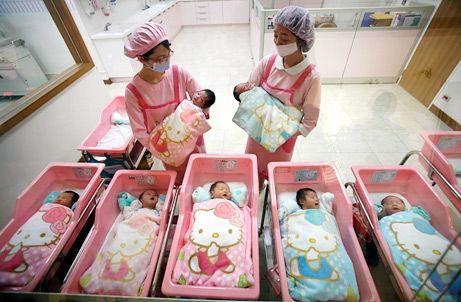 OMG... how cute is this Korean nursery in the hospital? American babies don't get Hello Kitty receiving blankets! Hello Kitty Nursery, Baby Lemur, Japanese Icon, Hello Kitty House, Maternity Hospital, Nursery Crib, All I Ever Wanted, Receiving Blankets, Having A Baby