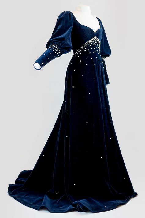 Starry Night Dress, Stars Dress, Moon Dress, Gambar Figur, Queen Dress, Fantasy Gowns, Fairytale Dress, Fantasy Dress, Star Dress