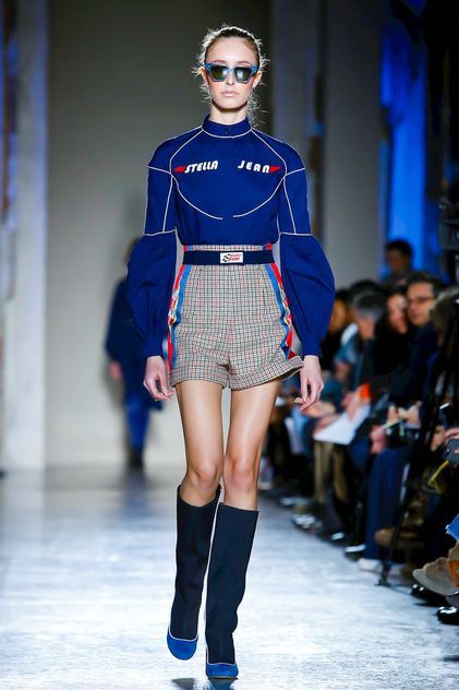 Stella Jean Ready To Wear Fall Winter 2018 Milan Wacky Fashion, Stella Jean, Futurama, Live Fashion, Sports Wear, Kingfisher, Mode Vintage, Stage Outfits, Short Shorts