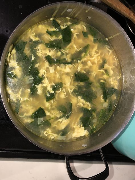 Stracciatella Soup (Italian Egg Drop Soup) - Easy DIY Recipes Italian Egg Drop Soup, Egg Drop Soup Easy, Stracciatella Soup, Soup Italian, Italian Eggs, Fluffy Eggs, Soup Easy, Spinach Egg, Egg Drop Soup