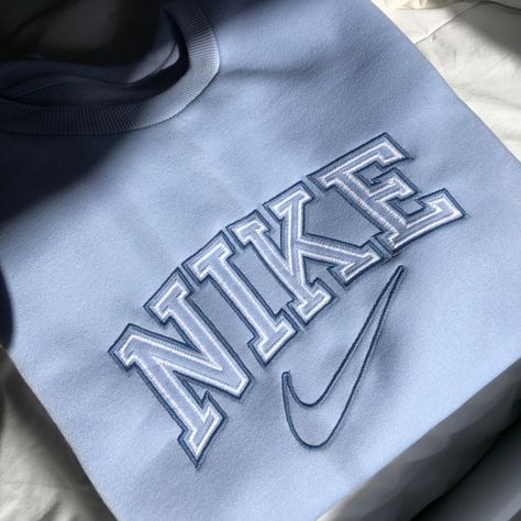 Embroidered Nike Crew, Nike Air Pullover, Nike Sweatshirts Embroidery, Diy Nike Shirt, Nike Sweatshirts Aesthetic, Cute Nike Sweatshirts, Nike Clothes Aesthetic, Nike Hoodie Aesthetic, Nike Embroidery Sweatshirt