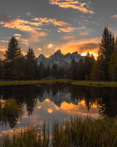 Wyoming Landscape, Wyoming Mountains, Landscape Photography Nature, Pretty Landscapes, Landscape Pictures, Jolie Photo, Nature Aesthetic, Pretty Places, Wyoming