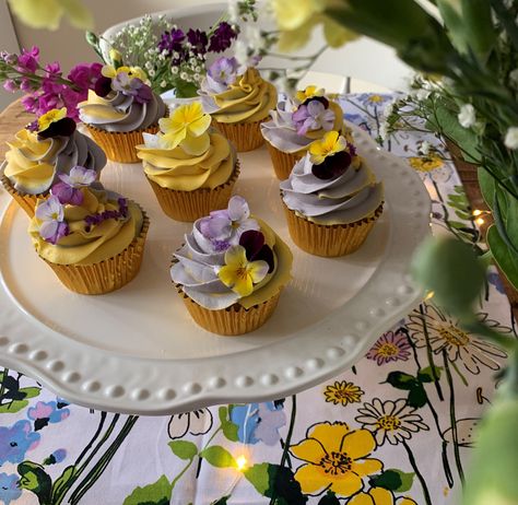 Edible Flower Cupcakes Ideas, Cupcakes With Real Flowers On Top, Garden Party Cupcake Ideas, Wild Flower Wedding Cupcakes, Real Flower Cupcakes, Edible Flowers On Cupcakes, Fresh Flower Cupcakes, Cupcakes With Real Flowers, Cupcakes With Fresh Flowers