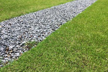 Gravel Driveway Edging, How To Remove Grass, Kill Grass, Gravel Drive, Driveway Edging, Grass Pavers, Gravel Parking, Gravel Pathway, Stone Driveway