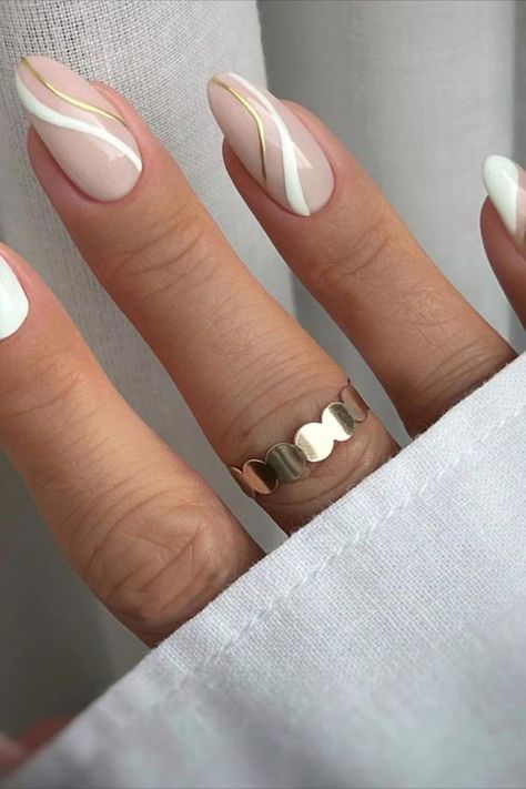 The most popular short nail styles for 2024 - Karmen Rozsa Design Kutek Disney, Unghie Sfumate, Manikur Kuku, Lilac Nails, Striped Nails, Nagel Inspo, Neutral Nails, Classy Nails, Floral Nails