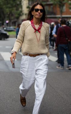 Bandana Fall Outfit, Gucci Loafers Street Style, Parisian Scarf Outfit, White Jeans Outfit Street Style, Street Style Loafers, Sweater Scarf Outfit, Winter Bandana Outfit, Bandana Neck Outfit, Bandana Street Style