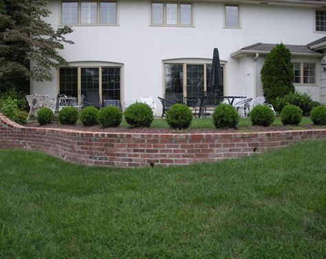 Inexpensive Retaining Wall Ideas, Wall Pictures Ideas, Brick Retaining Wall, Cheap Retaining Wall, Retaining Wall Bricks, Concrete Block Retaining Wall, Interlocking Concrete Blocks, Small Retaining Wall, Retaining Wall Ideas