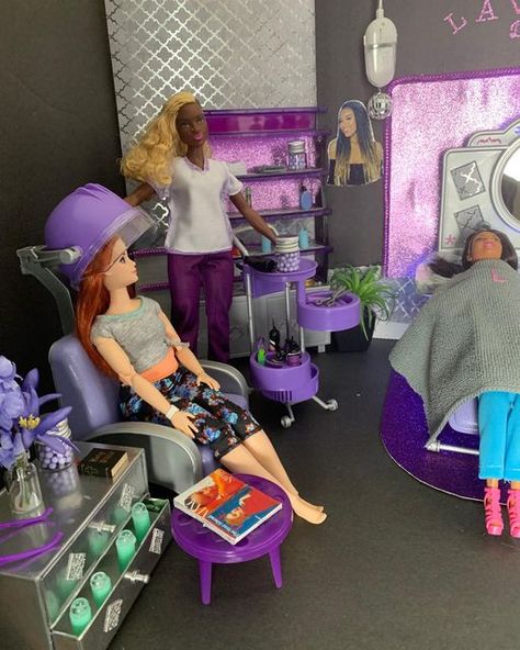 Barbie Hair Salon, House Redo, Barbie Diorama, Beauty Salon Design, Barbie Family, Barbie Hair, Barbie Diy, Salon Design, Level 3