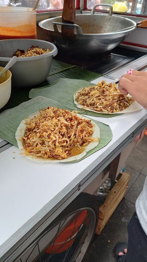 Lumpia basah bogor Lumpia Basah, Makanan Aesthetic, Indonesian Culture, Pap Random, Fancy Drinks, Griddle Pan, Food Cravings, Food Pictures, Coffee Drinks