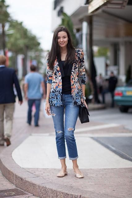 street style... Floral Blazer Outfit, Batik Blazer, Dressed To Impress, Batik Fashion, Fashion Articles, Floral Blazer, Batik Dress, Harpers Bazaar, Street Style Looks