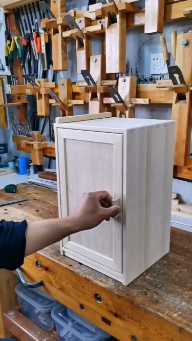 Diy Wooden Projects Wooden Lockers, Workbench Plans Diy, Wood Craft Projects, Furniture Details Design, Diy Wooden Projects, Turning Projects, Woodworking Ideas Table, Popular Woodworking, Wooden Projects