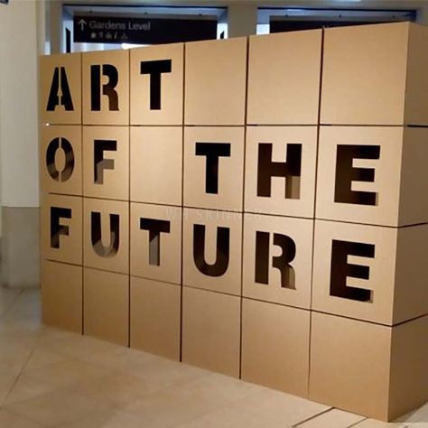 Corrugated cardboard cubes were designed to stack together as signage to welcome guests to this art exhibition in Scotland. Photo Wall Installation, Art Exhibition Display Ideas School, Cardboard Exhibition Stand, Exhibition Ideas For School, Gallery Window Display, Expo Stand Design Ideas, Sustainability Exhibition, Exhibition Display Ideas, Art Exhibition Display