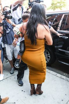 Estilo Khloe Kardashian, Kim Kardashian And North, Kardashian Dresses, Estilo Kardashian, Kim Kardashian Dresses, Kim Kardashian Outfits, Robert Kardashian, Kardashian Outfit, Kardashian Family