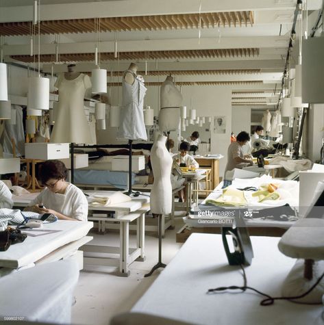 News Photo : Atelier de couture chez Courrèges, circa 1960 à... Home Projects Diy, Home Decor Cheap, Design Studio Workspace, Sewing Factory, Fashion Dream Job, Fashion Designer Studio, Diy Home Projects, Clothing Studio, Sewing Room Design