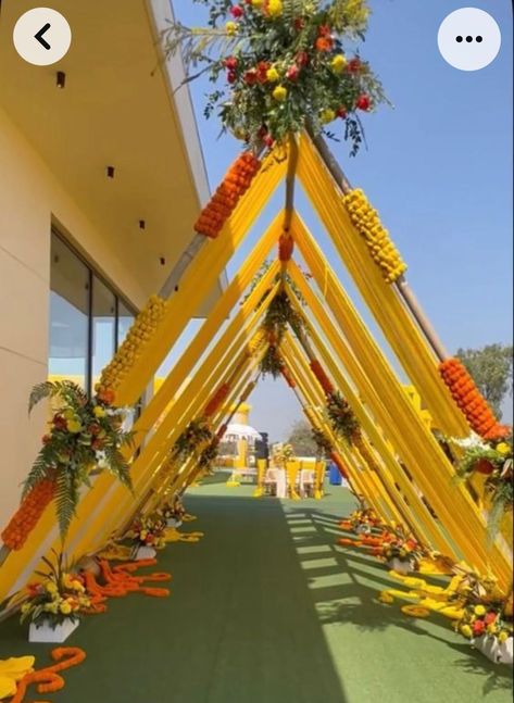 Haldi Ceremony Decorations Terrace, Haldi Entrance Decor, Mehendi Decoration Ideas, Haldi Function Decoration, Reception Decoration Ideas, Haldi Decoration Ideas, Haldi Ceremony Decorations, Small Wedding Decor, Wedding Decorations Ideas