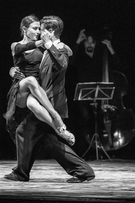 ✔️Tango Tango Art, Dancing Poses, Tango Dancers, Adult Ballet, Dancing Drawings, Foto Portrait, Tango Dance, Swing Dancing, Milonga