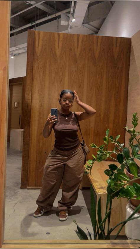 Street Style Aesthetic Summer, Big Shirt Little Pants, Cargo Pants Outfit Girl, Summer Outfit Streetwear, Outfit Streetwear Girl, Earthy Girl Aesthetic, Brown Cargo Pants Outfit, Ig Baddie, Earthy Girl