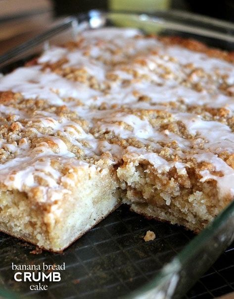 This Banana Bread Crumb Cake recipe is a fun twist on both Banana Bread and Crumb Cake...it's like a muffin in cake form, and oh so good! Cookies And Cups, Crumb Cake Recipe, Crumb Cake, Crumpets, Banana Recipes, Banana Split, Yummy Sweets, Food Cakes, Mini Desserts