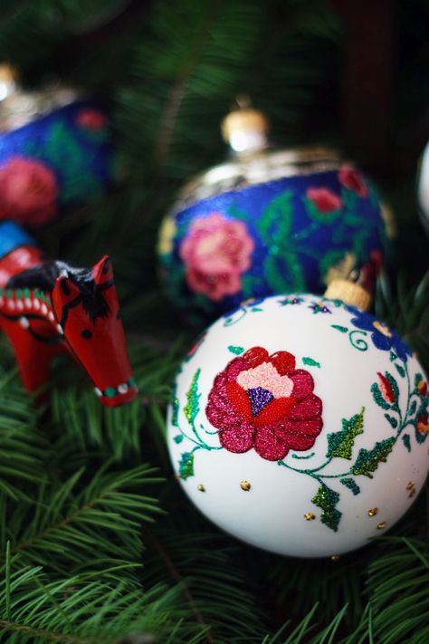 Hand-decorated baubles with Polish, folk patterns, available here: http://bombkarnia.pl/en/christmas/glass-balls Polish Ornaments, Poland Christmas, Folk Christmas, Polish Christmas, Polish Folk Art, Polish Folk, Glass Balls, Winter Photo, Types Of Art