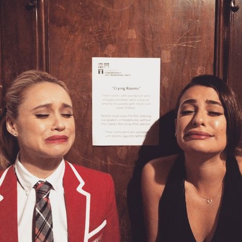 Glee Behind The Scenes, Glee Funny, Lea Michele Glee, Glee Memes, Becca Tobin, Blaine And Kurt, Glee Fashion, Glee Club, Teary Eyes