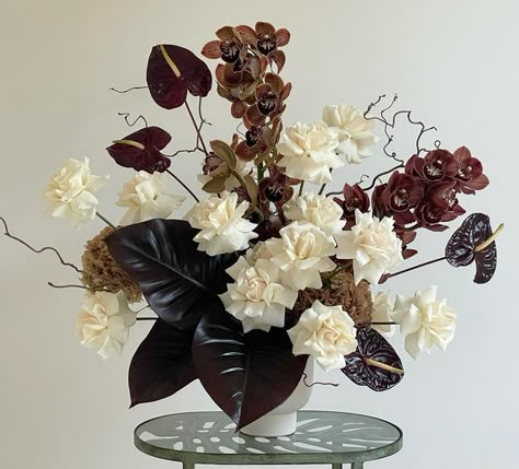 Green And Brown Flowers, Brown Centerpieces Wedding, Brown Wedding Florals, Brown Event Decor, Contemporary Floral Arrangements, Brown Flower Arrangements, Dark Flower Arrangements, Brown Floral Arrangements, Burgundy Flower Arrangements