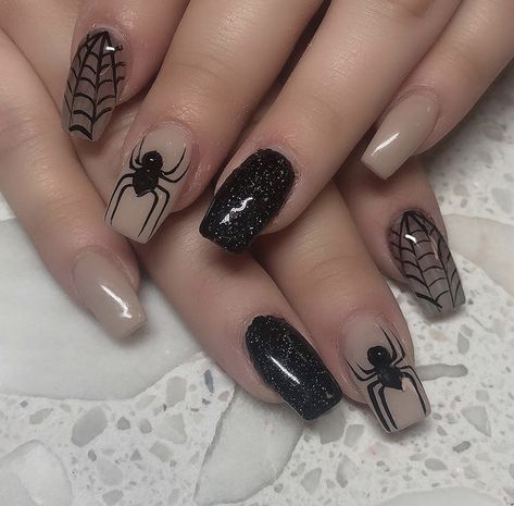 Gel Nails Ideas Short Goth, Short Black Nails Halloween, Horror Nails Acrylic Short, Gothic Nail Art Short, Short Horror Nails, Grunge Halloween Nails, Emo Halloween Nails, Cute Emo Nails, Short Acrylic Nails Halloween