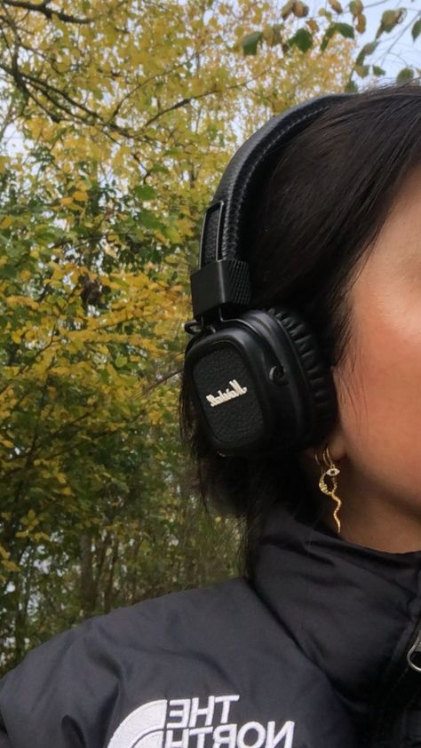 Fall 2023 Accessories, Marshall Headphones Aesthetic, Headphones Aesthetic Girl, Marshall Major Iv, Girl Headphones, Marshall Headphones, Marshall Major, Headphones Aesthetic, Girl Walk