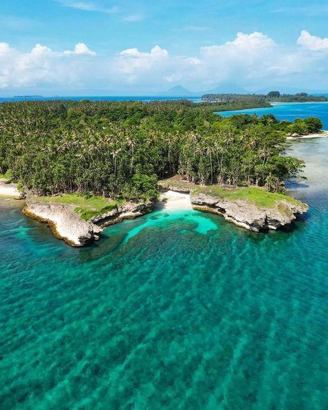 Karawara Island, New Ireland, Papua New Guinea 🇵🇬. via Raymond Senau (Facebook) Papua New Guinea Aesthetic, New Ireland Province, New Guinea, Papua New Guinea, Travel Dreams, Travel, Quick Saves