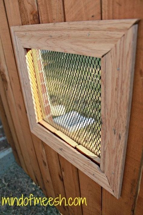 Diy Wooden Fence, Dog Fence Window, Dog Window In Fence, Fence Window, Diy Dog Fence, Dog Window, Dog Minding, Dog Yard, Diy Fence