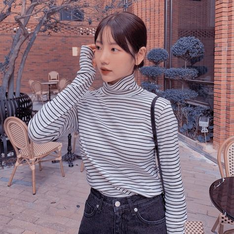 Striped Turtleneck Outfit, Turtle Neck And Jeans, Turtleneck Outfit, Striped Turtleneck, Korea Fashion, Striped Shirt, Korean Girl, Black Stripes, Navy And White