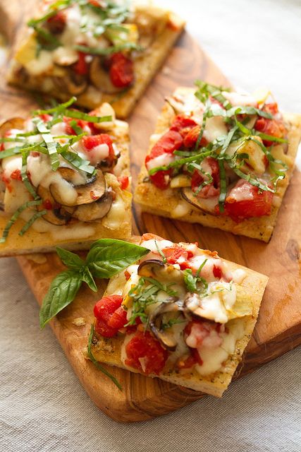 Tomato-Mushroom Focaccia Bites: These tasty little flatbreads topped with tomatoes, artichokes, mushrooms and mozzarella cheese are the perfect starter for your summer parties. Focaccia Bites, Mushroom Focaccia, Vegetarian Appetizers Easy, Potato Chip Flavors, Tomatoes And Mozzarella, Grill Sandwich, Bread Loaves, Vegetarian Nutrition, Focaccia Bread