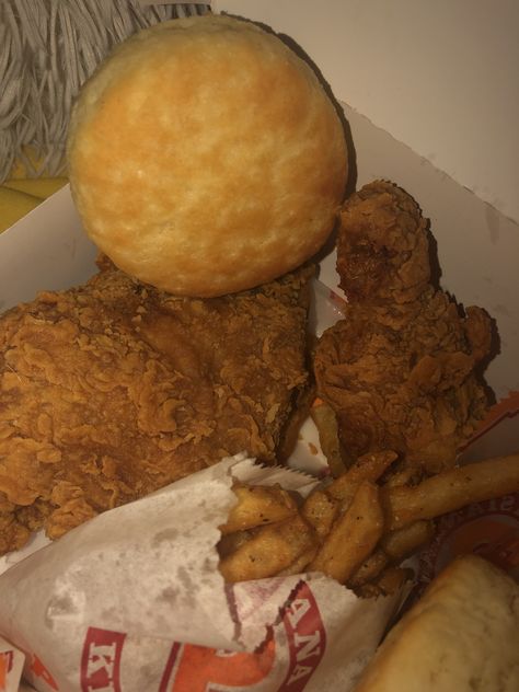 Fried Chicken Popeyes, 0.5 Food Pics, Popeyes Aesthetic, Pregnancy Cravings Food, Popeyes Biscuits, Popeyes Food, Food Core, Dessert Aesthetic, Popeyes Chicken