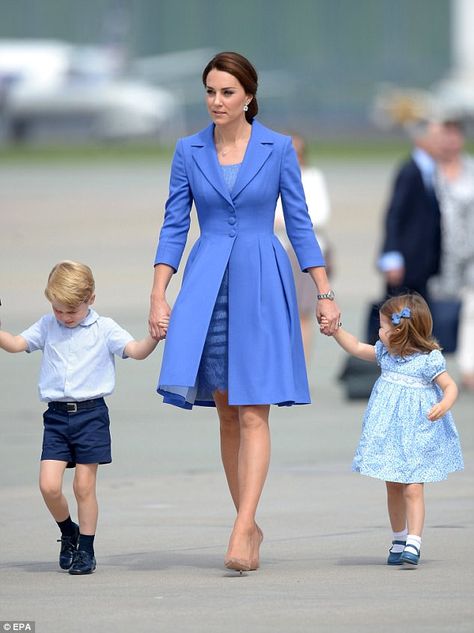 True blue: Kate colour-coordinates with George and Charlotte as she dons cornflower blue f... George And Charlotte, Áo Blu, Düşes Kate, Looks Kate Middleton, Prins William, Catherine Walker, Kate Middleton Outfits, Kate And Meghan, Princess Kate Middleton