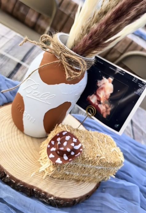 Gender Reveal Ideas Cowboy Or Cowgirl, Western Theme Gender Reveal Ideas, Western Baby Shower Ideas Girl, Cowboy Baby Shower Centerpieces, Cow Theme Baby Shower Ideas, Baby Shower Vaquero, Western Gender Reveal Ideas, Cowboy Or Cowgirl Gender Reveal, Western Baby Shower Ideas