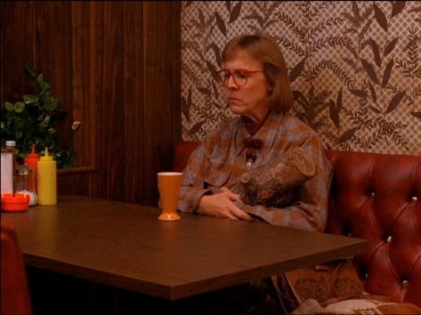 Log Lady Twin Peaks, Twin Peaks Characters, Twin Peaks Fashion, Twin Peaks 1990, Twin Peaks Inspired, Log Lady, Black Lodge, Laura Palmer, Between Two Worlds