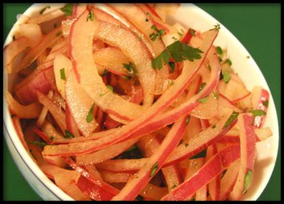 This is one of the simplest side salads to accompany an Indian meal. It is made fresh almost everyday in every Indian home. It can be used as a garnish on many Indian curries, specially spicy chat foods. All amounts are approximate. Indian Kabobs, Food Savoury, Malt Vinegar, Vegeterian Recipes, Side Salads, Quick Pickled Onions, Indian Meal, Quick Pickled, French Press Coffee Maker