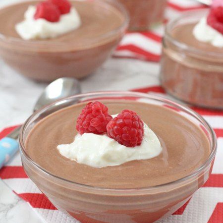 A delicious, light and healthier Chocolate Mousse recipe made with greek yogurt. Great for kids, this makes a really simple but very tasty summer dessert! Mediterranean Diet Desserts, Healthy Chocolate Mousse, 1200 Calorie Diet Meal Plans, Mediterranean Desserts, Yogurt Chocolate, Med Diet, Oliver Jeffers, Healthy Greek Yogurt, Easy Mediterranean Diet Recipes