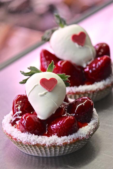 Valentine Deserts, Valentines Luxury, Molecular Gastronomy Recipes, Muffin Tin Recipes, Sushi Art, Valentines Day Desserts, Valentines Day Food, Food Pics, Molecular Gastronomy