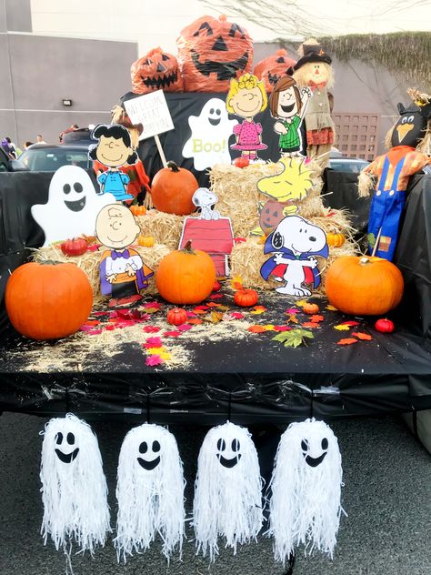 Charlie Brown Trunk Or Treat Ideas, Peanuts Trunk Or Treat, Charlie Brown Trunk Or Treat, Halloween Car Decorations, Trunk Or Treat Ideas, Camp Snoopy, Halloween Wood Crafts, Snoopy Halloween, 2024 Halloween