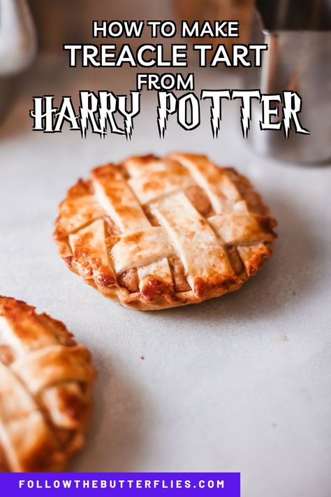 Harry Potter Treacle Tart, Harry Potter Recipes Desserts, Harry Potter Mini Pies, Harry Potter Treacle Tart Recipe, Harry Potter Dessert Recipes, Treacle Tart Harry Potter, Harry Potter Inspired Desserts, Harry Potter Themed Desserts, Hogwarts Feast