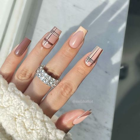 Light Brown Nail Ideas, Brown French Tip Nails, Brown Nail Ideas, Brown French Tip, Brown Nail Designs, Burberry Nails, Quick Nail Art, Brown French, Brown Nail