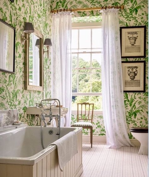 @citychic4ever__ on Instagram: “An English country bathroom 🌳🌳🌳Penny Morrison 🌿green Aspa wallpaper by Sarah van Renen 🌳🌳🌳 . . . . . #bathroom #bathroomremodel…” English Country Bathroom, English Bathroom, Cottage Curtains, Latest Bathroom, Country Bathroom, Bathroom Trends, Green Interiors, World Of Interiors, Traditional Bathroom