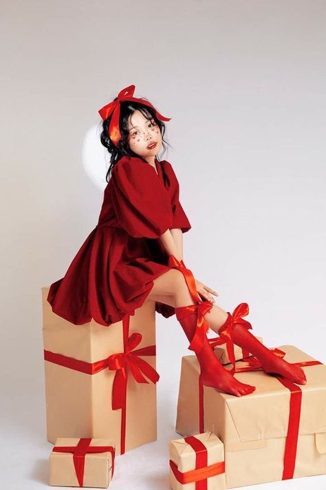 Christmas Inspired Photoshoot, Simple Valentine’s Day Photoshoot, Christmas Poses Drawing Reference, Fashion Photoshoot Concept, Christmas Poses Drawing, Christmas Pose Reference, Christmas Fashion Photoshoot, Christmas Poses, Holiday Photoshoot