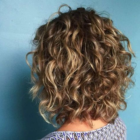 Coupe carré dégradé : 70+ idées pour une coiffure tendance Curls Highlights, Curly Balayage Hair, Pretty Curls, Hairstyles Bangs, Curly Cut, Short Curly Hairstyles For Women, Curly Lob, Cut Hairstyles, Medium Curly